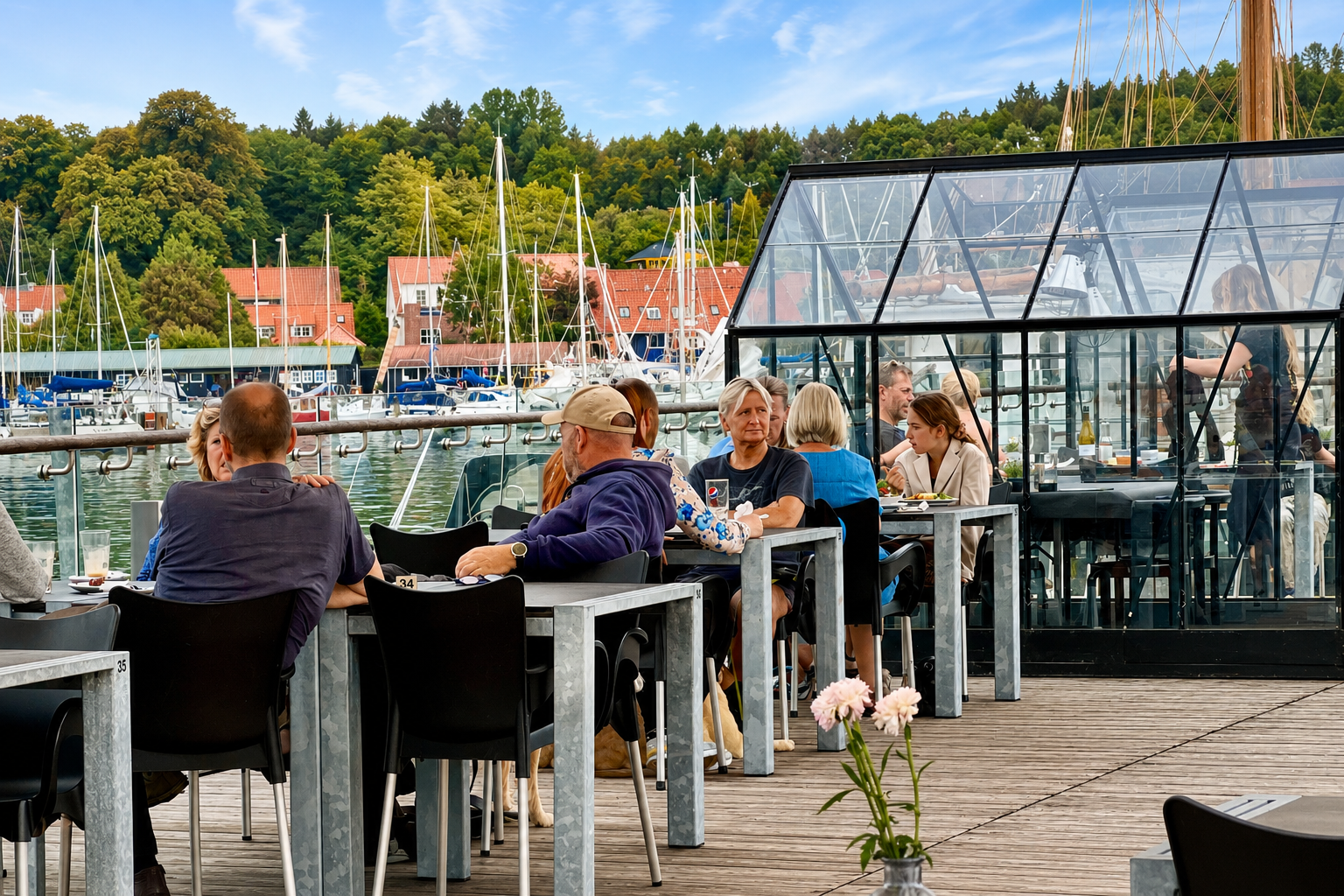 Café Salt med mad, kaffe og udsigt til Mariager Fjord